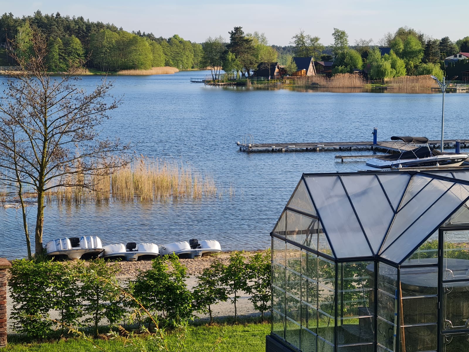 wieczór panieński nad jeziorem w wielkopolsce gorąca balia z widokiem na jezioro