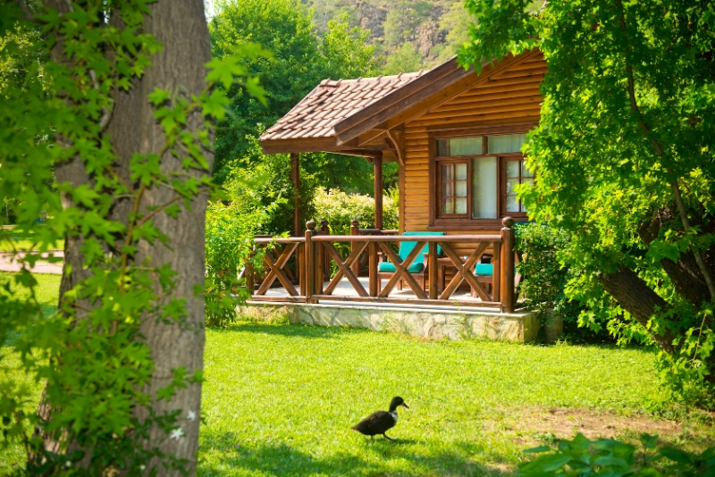 wybór idealnego domku nad jeziorem na weekend