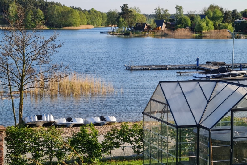 domki_nad_jeziorem_w_Wielkopolsce_Jezioro_Ślesińskie_Farma_Wolnej_Chwili